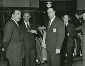 Prins Bertil på Nordiska Kompaniets herrkonfektionsavdelning.