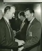 En man provar olympisk dräkt.