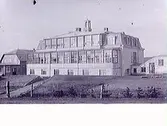 Kustsanatoriet Apelviken år 1915. Den nybyggda huvudbyggnadens baksida med inglasade solverandor.