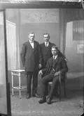 Gruppbild, ateljébild. Tre män. Avbildad  och/eller beställare Karl Johansson, Smurte, Tvååker