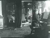 Kvinna som spelar piano.