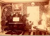 Interiör av fotograf Mathilda Ranchs hem (kv Sparbanken). Mathilda Ranch flyttade hemifrån 1891 kv Sparbanken för att senare flytta tvärsöver gatan till kv Bagaren - Prästgatan gällde som gatuadress för båda bostäderna.