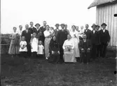 Släktbild. Kalas i Björsjö 1920 när det kom ett besök från Amerika - kvinnan som står i vit klänning med blomma vid barmen. 
Främst: Sonja, Ines, Lisa, Almina Karlsson med Torsten, Regina, Johanna, Karl-Johan. Bakom, Anna-Fina Wallin (riksspeleman), Anna-Greta, Fritz, Karl Johansson, Jarl Ernst Johansson, Johan Bengtsson, Ninus, Maria, Olga, Klara med dotter Märta, Alexander Hedenberg, Anton samt 2 okända.