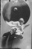 Babyporträtt, ateljébild, fotomontage med bl a en stork.