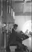 Mansporträtt. Man som spelar orgel. Organist. Kantor.