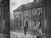 J. P. Kroks hus, Norra Drottninggatan 18, Uddevalla, år 1864. Framför huset J. P. Krok