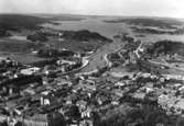 Hamnen och Byfjorden från flygplan, Ner till höger på bilden, ser man bygget av Bohusläningens hus på N Drottninggatan 19. Året är 1936.