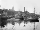 Folkliv med segelbåtar vid badrestaurangen.