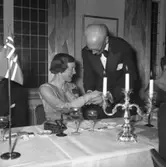 Sjösättningsmiddag för fartyg 166 M/T Acina. Fartygets gudmor får sitt smycke av varvets VD.