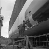 Målning av bordläggning med roller.