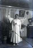 Troligen Olga Thulin, piga på Cederslund, utklädd till ängel