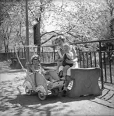 En stunds vila på en parkbänk i Hasselbacken, Uddevalla, vårdag i maj 1947