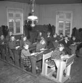 Elever i skolsal på landsbygden år 1947