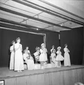 Uddevalla stads lucia med tärnor och stjärngossar