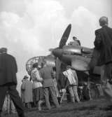 Flygplansuppvisning på Flygets dag i Trollhättan, augusti 1947