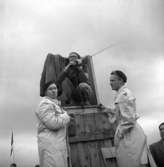 Personal kring radiosändare på Flygets dag i Trollhättan, augusti 1947