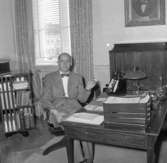 Borgmästare Hugo Westin i Uddevalla vid sitt skrivbord den 14 mars 1955