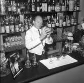 Drinkblandare på Grands bar i Uddevalla den 8 augusti 1955