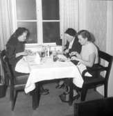 Bohusläningen bjuder utkörarna av tidningen på kaffe på Carlia, Uddevalla den 22 december 1955.