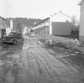 Lerig gata i nytt bostadsområde 1956