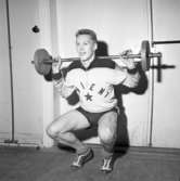 Guldmedaljören Stig Andersson tränar på Regementet 1957