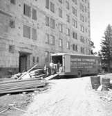 Inflyttning i nytt hyreshus på Skogslyckan i Uddevalla år 1958