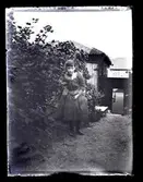 Arfhild i trädgården.