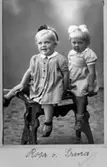 Möjligen tvillingarna Rosa och Irma Bohlin