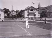 Sommargästerna spelar tennis.
