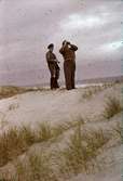 Strandbild med två män