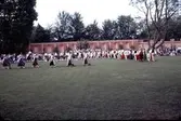 Folkdansuppvisning på gräsplan
