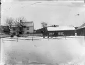 Enligt notering: En gårdsbild med häst och släde