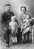 Enligt fotografens journal nr 7 1944-1950: 