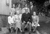 Enligt fotografens journal nr 8 1951-1957: Enander, familjen med barn o barnbarn, Tjuvkil Lycke