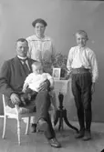 Enligt fotografens journal nr 4 1918-1922: 