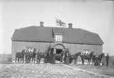 Manbyggnaden Halleby gård med folk och hästar 1906