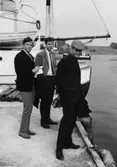Skrivet på baksidan: Utstein brygga 28/8 1967
Jarmo Peltonen, Atle Thoresen, Arne Emil Christensen
Fotograf: Henning Henningsen
Fotot taget: 1967-08-28