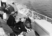 Skrivet på baksidan: Skaffning ombord 28/8 1967
Fareste grupp fra venstre: Aagaard Hansen, Arne Eunid Christensen, Brit Berggren
Fotograf: Henning Henningsen
Fotot taget: 1967-08-28