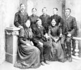 Skrivet på baksidan: Kommunalordf. Olof Andersson i Röstigen, Edsleskap s:n, Dalsland. med fru och barn. (omkring år 1900)
Sittande fr. vänster: fru Selma Olsson (Landvetter). Olof Andersson. hans hustru Britta Eriksdotter. kommunordf. Anders Olsson. Stående fr. vänseter: fockskoll H.S.Edqvist. fru Mina Eriksson (Bergane). Carl (död ogift). fru Clara Lundén (Säffle)
Detta fotografi tillhör adj. Torgny Edqvist (Limhamaset. 6A, Malmö)