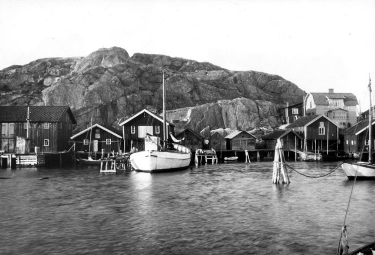 Olof Hasslöf, Skrivet på baksidan: Graverne. På bilden syns hur man hållit samman båtar, bryggor och bodar. Dessa ägdes och brukades av familjen och fiskelaget, vilka i många fall delvis var identiska.