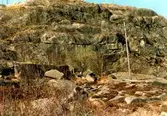 Skrivet på vidhängande papper: Bild 53, sid 241.
Granitberg har horisontella sprickor, som kallas bottnar.