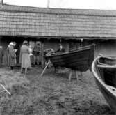 Fotot ät taget: 1958-11-12 - 1958-11-13
Skötbåt byggd av båtbyggare Arvid Engström 1901 för fiskare K. F. Juhlberg, båda från Vaxholm.
Stockholms högskolas kurs i båtuppmätning 12-13 Nov. 1958.