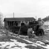 Skrivet på vidhängande papper: Kurs i båtuppmätningsteknik för studerande vid Stockholms högskola den 16 april 1957. Ingeniör Henry Magnusson instruerar.
Uppmätning av långbåt, byggd av Jansson på Stegesund år 1892.