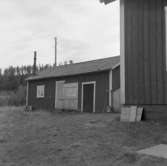 Fotografiet är taget: 1957

Båtbyggeri norra Sverige innehåller intreörer, 165 s.v. kop.
18 neg. till 18 av kop. finns i neg.ark. nr. 1929:1-2 filmnr. 119 och 120.
Format 6x6 10x10