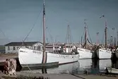 Enligt noteringar: 70 st. ramade dia. + 5 st. burkar med oramade dia. Båtar, Varv, Hav.
Film nr. 129
Hönö, Klova hamn. Gamla cyckelverkstaden t.h. 
GG 100 