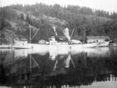 Fraktbåten SVEN  vid gamla Saltkällans brygga.