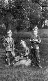 Tre utklädda pojkar i Munkedal sommaren 1915
