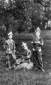 Tre utklädda pojkar i Munkedal sommaren 1915