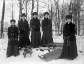 Kvinnor med kälkar på Torreby