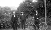 Män med cykel vid Kvistrum